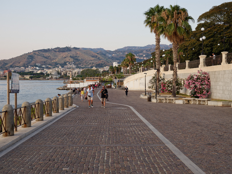 Malownicze widoki włoskiego wybrzeża Tyrreńskiego – miasteczka, plaże, klify i architektura Kalabrii oraz wybrzeża Amalfi