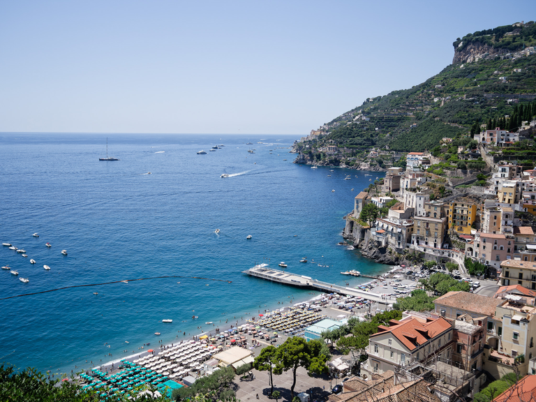 Malownicze widoki włoskiego wybrzeża Tyrreńskiego – miasteczka, plaże, klify i architektura Kalabrii oraz wybrzeża Amalfi