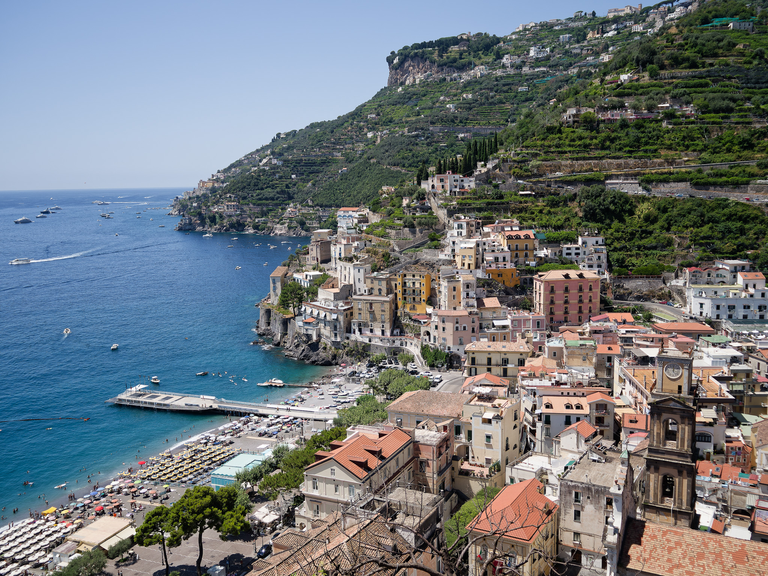Malownicze widoki włoskiego wybrzeża Tyrreńskiego – miasteczka, plaże, klify i architektura Kalabrii oraz wybrzeża Amalfi