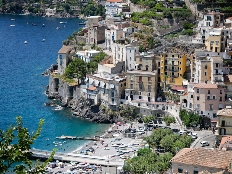 Malownicze widoki włoskiego wybrzeża Tyrreńskiego – miasteczka, plaże, klify i architektura Kalabrii oraz wybrzeża Amalfi