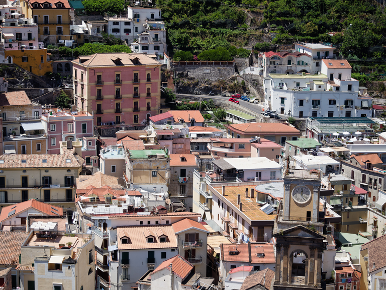 Malownicze widoki włoskiego wybrzeża Tyrreńskiego – miasteczka, plaże, klify i architektura Kalabrii oraz wybrzeża Amalfi