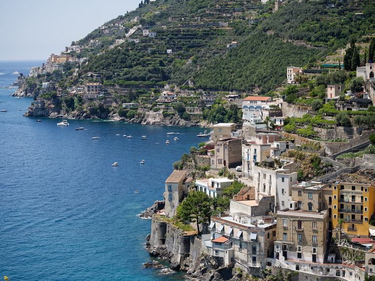 Malownicze widoki włoskiego wybrzeża Tyrreńskiego – miasteczka, plaże, klify i architektura Kalabrii oraz wybrzeża Amalfi