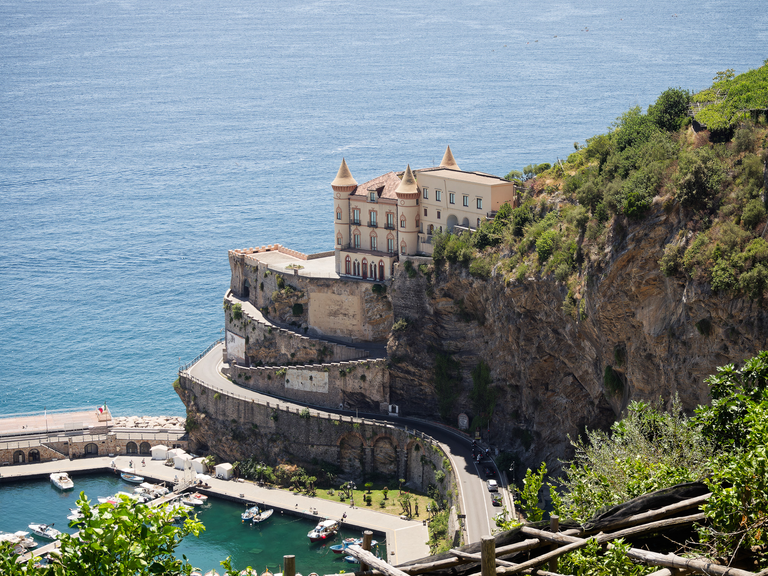 Malownicze widoki włoskiego wybrzeża Tyrreńskiego – miasteczka, plaże, klify i architektura Kalabrii oraz wybrzeża Amalfi