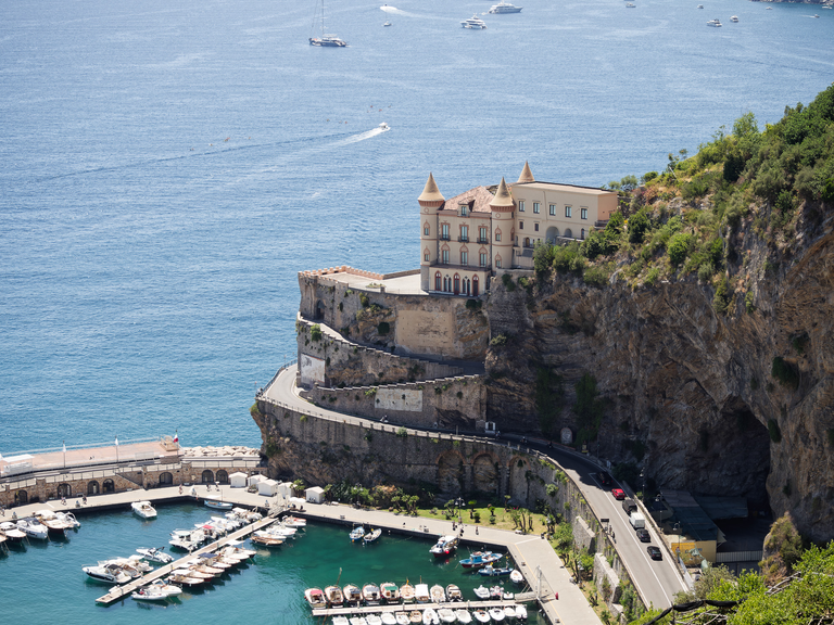 Malownicze widoki włoskiego wybrzeża Tyrreńskiego – miasteczka, plaże, klify i architektura Kalabrii oraz wybrzeża Amalfi