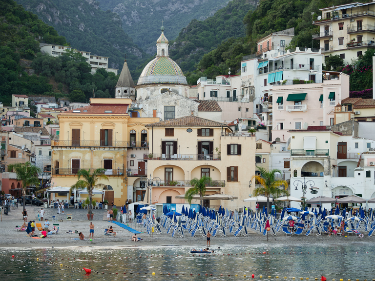 Malownicze widoki włoskiego wybrzeża Tyrreńskiego – miasteczka, plaże, klify i architektura Kalabrii oraz wybrzeża Amalfi
