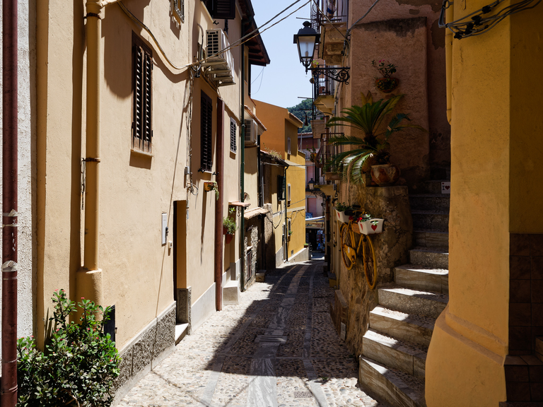 Malownicze widoki włoskiego wybrzeża Tyrreńskiego – miasteczka, plaże, klify i architektura Kalabrii oraz wybrzeża Amalfi