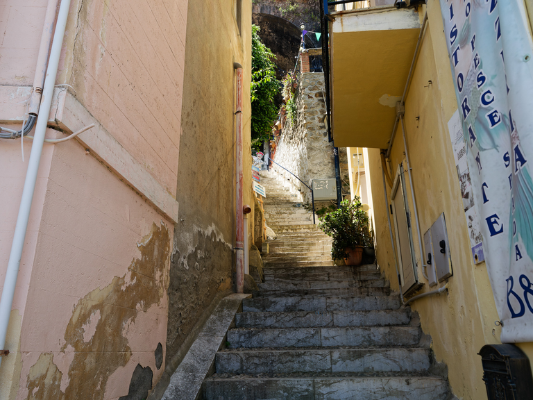 Malownicze widoki włoskiego wybrzeża Tyrreńskiego – miasteczka, plaże, klify i architektura Kalabrii oraz wybrzeża Amalfi