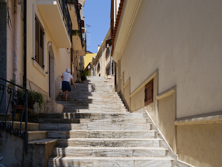 Malownicze widoki włoskiego wybrzeża Tyrreńskiego – miasteczka, plaże, klify i architektura Kalabrii oraz wybrzeża Amalfi