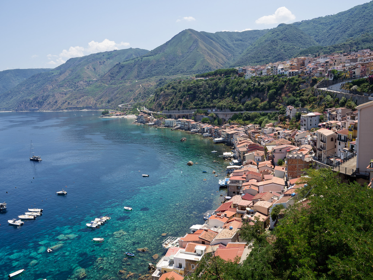 Malownicze widoki włoskiego wybrzeża Tyrreńskiego – miasteczka, plaże, klify i architektura Kalabrii oraz wybrzeża Amalfi