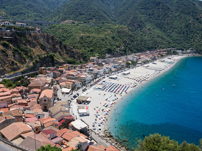 Malownicze widoki włoskiego wybrzeża Tyrreńskiego – miasteczka, plaże, klify i architektura Kalabrii oraz wybrzeża Amalfi