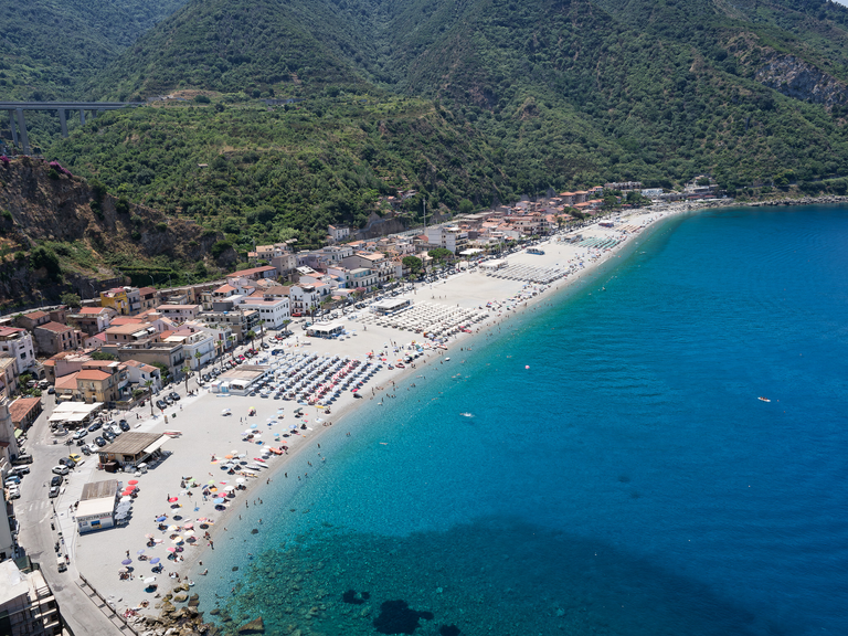 Malownicze widoki włoskiego wybrzeża Tyrreńskiego – miasteczka, plaże, klify i architektura Kalabrii oraz wybrzeża Amalfi