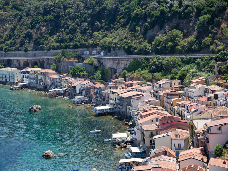 Malownicze widoki włoskiego wybrzeża Tyrreńskiego – miasteczka, plaże, klify i architektura Kalabrii oraz wybrzeża Amalfi
