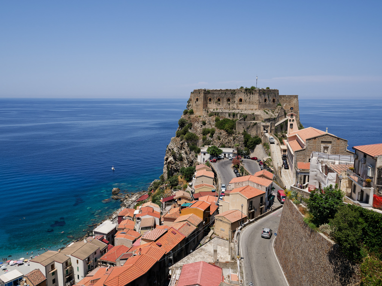 Malownicze widoki włoskiego wybrzeża Tyrreńskiego – miasteczka, plaże, klify i architektura Kalabrii oraz wybrzeża Amalfi