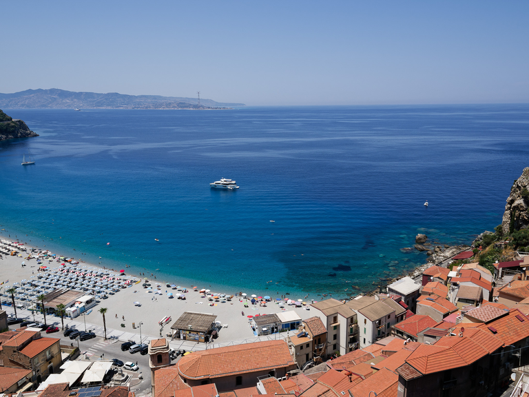 Malownicze widoki włoskiego wybrzeża Tyrreńskiego – miasteczka, plaże, klify i architektura Kalabrii oraz wybrzeża Amalfi