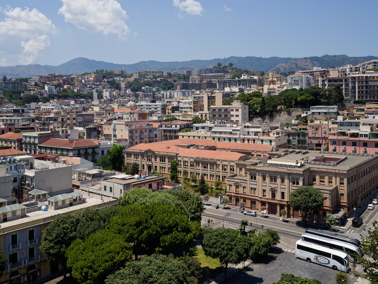 Malownicze widoki włoskiego wybrzeża Tyrreńskiego – miasteczka, plaże, klify i architektura Kalabrii oraz wybrzeża Amalfi