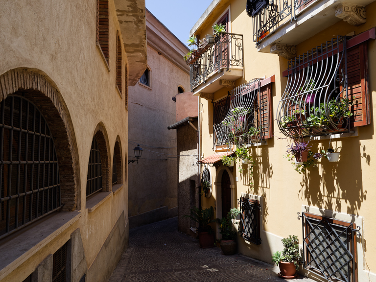 Malownicze widoki włoskiego wybrzeża Tyrreńskiego – miasteczka, plaże, klify i architektura Kalabrii oraz wybrzeża Amalfi