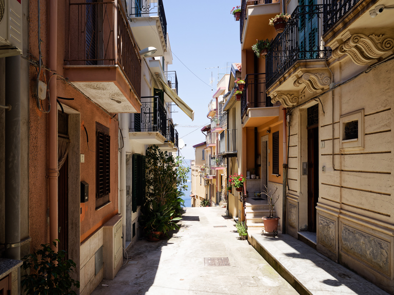 Malownicze widoki włoskiego wybrzeża Tyrreńskiego – miasteczka, plaże, klify i architektura Kalabrii oraz wybrzeża Amalfi