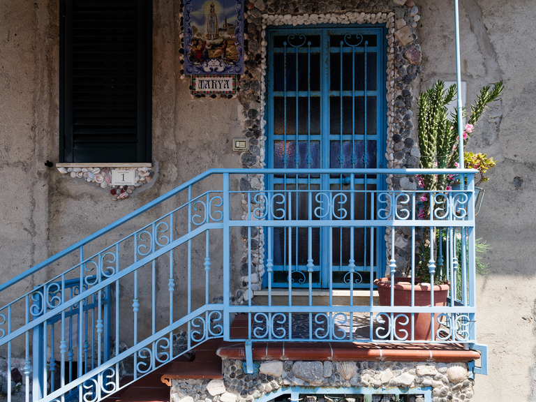 Malownicze widoki włoskiego wybrzeża Tyrreńskiego – miasteczka, plaże, klify i architektura Kalabrii oraz wybrzeża Amalfi