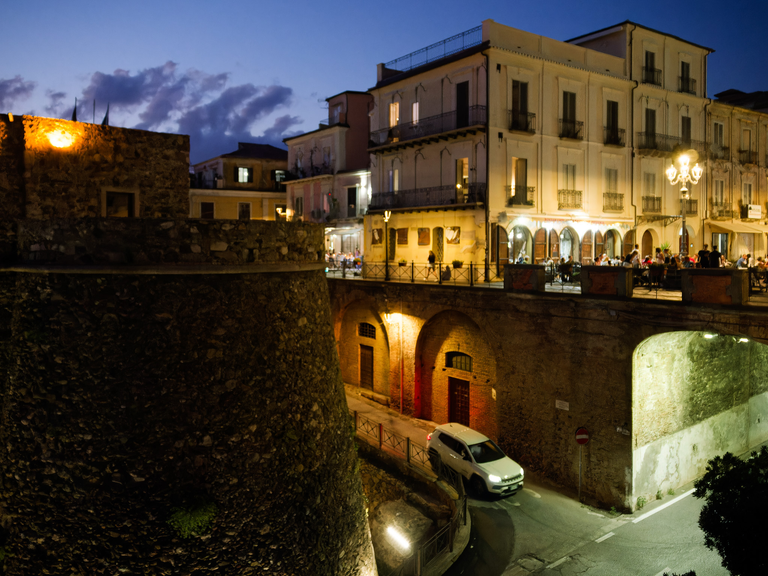 Malownicze widoki włoskiego wybrzeża Tyrreńskiego – miasteczka, plaże, klify i architektura Kalabrii oraz wybrzeża Amalfi