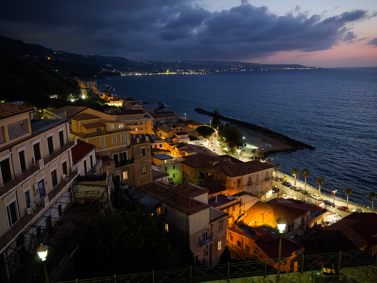 Malownicze widoki włoskiego wybrzeża Tyrreńskiego – miasteczka, plaże, klify i architektura Kalabrii oraz wybrzeża Amalfi
