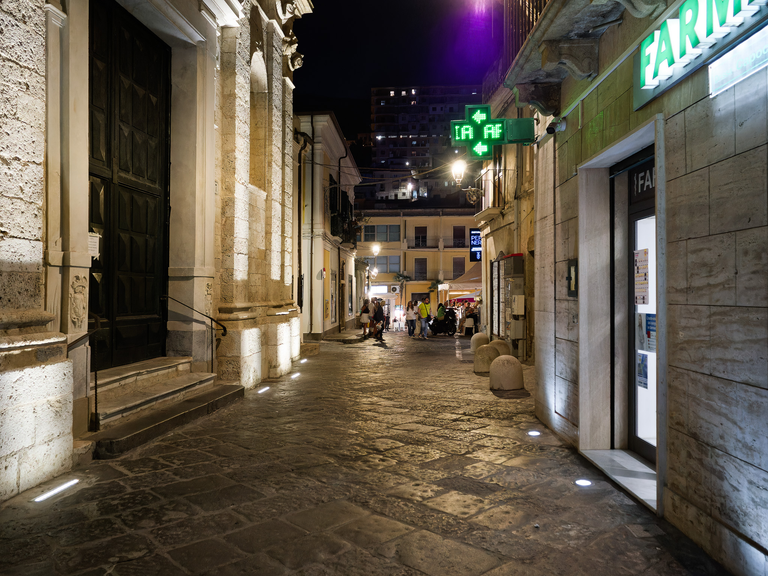 Malownicze widoki włoskiego wybrzeża Tyrreńskiego – miasteczka, plaże, klify i architektura Kalabrii oraz wybrzeża Amalfi