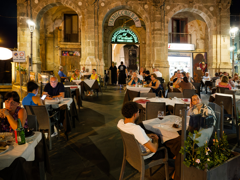 Malownicze widoki włoskiego wybrzeża Tyrreńskiego – miasteczka, plaże, klify i architektura Kalabrii oraz wybrzeża Amalfi