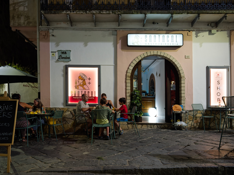 Malownicze widoki włoskiego wybrzeża Tyrreńskiego – miasteczka, plaże, klify i architektura Kalabrii oraz wybrzeża Amalfi