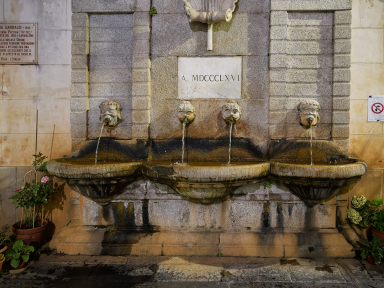 Malownicze widoki włoskiego wybrzeża Tyrreńskiego – miasteczka, plaże, klify i architektura Kalabrii oraz wybrzeża Amalfi