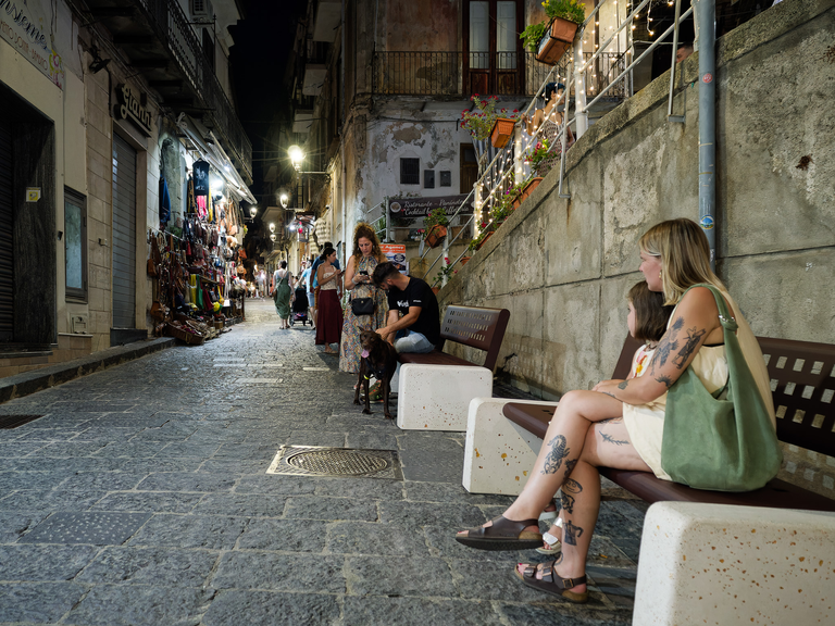 Malownicze widoki włoskiego wybrzeża Tyrreńskiego – miasteczka, plaże, klify i architektura Kalabrii oraz wybrzeża Amalfi