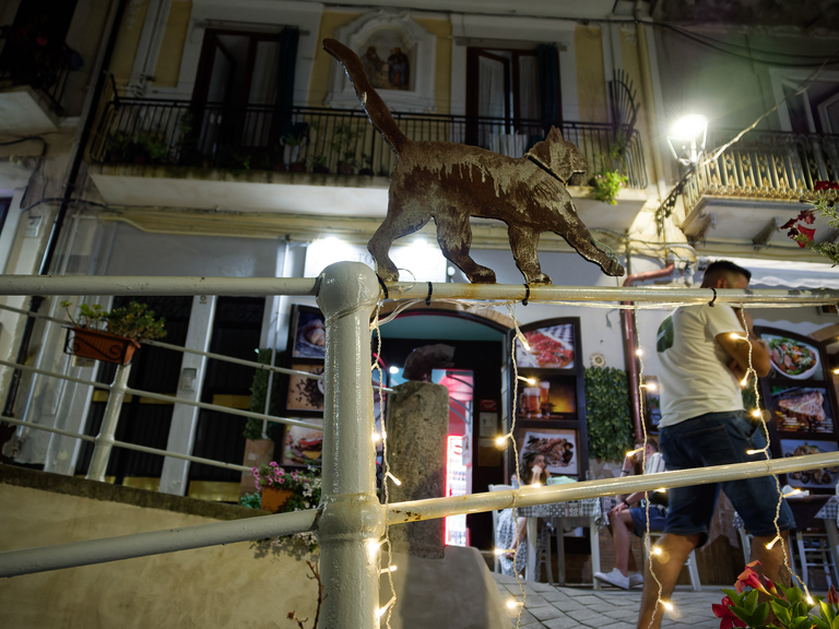 Malownicze widoki włoskiego wybrzeża Tyrreńskiego – miasteczka, plaże, klify i architektura Kalabrii oraz wybrzeża Amalfi