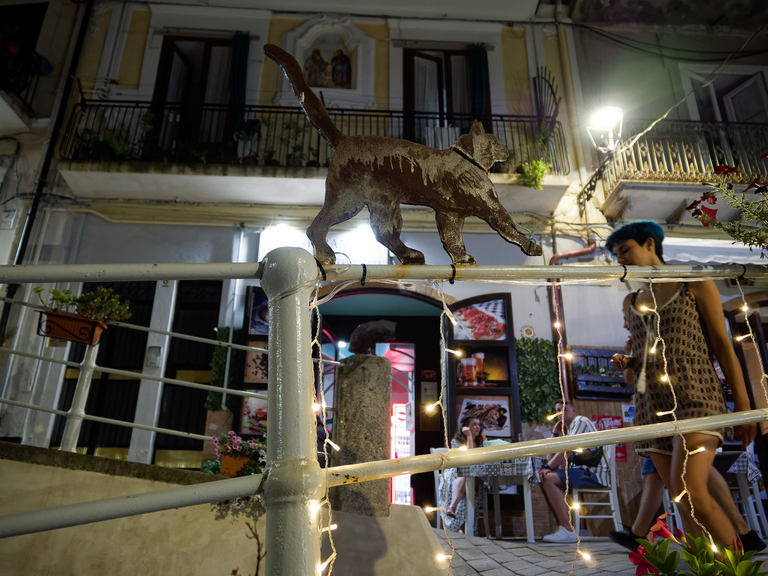Malownicze widoki włoskiego wybrzeża Tyrreńskiego – miasteczka, plaże, klify i architektura Kalabrii oraz wybrzeża Amalfi