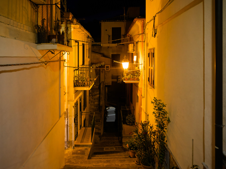 Malownicze widoki włoskiego wybrzeża Tyrreńskiego – miasteczka, plaże, klify i architektura Kalabrii oraz wybrzeża Amalfi