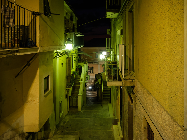 Malownicze widoki włoskiego wybrzeża Tyrreńskiego – miasteczka, plaże, klify i architektura Kalabrii oraz wybrzeża Amalfi