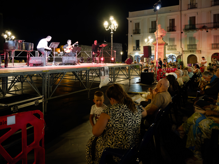 Malownicze widoki włoskiego wybrzeża Tyrreńskiego – miasteczka, plaże, klify i architektura Kalabrii oraz wybrzeża Amalfi